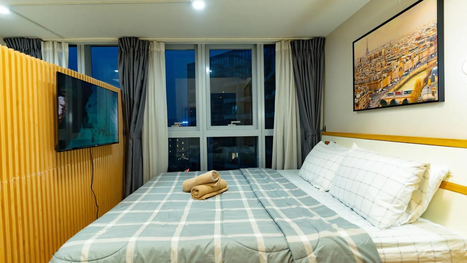 3Br Modern Uptown Parksuites Bgc With Bathtub Taguig Philippines